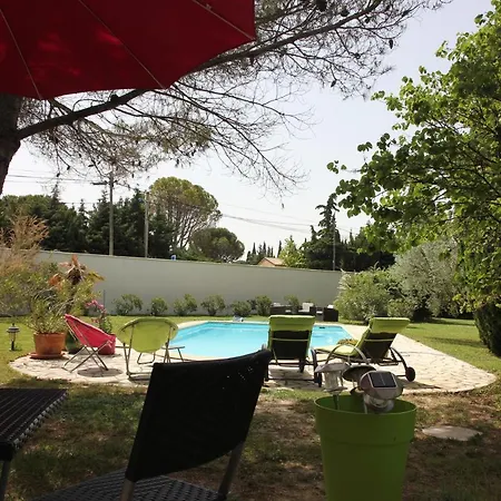 Entre Avignon Et Pont Du Gard Bed & Breakfast 3*