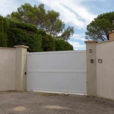 Entre Avignon Et Pont Du Gard 住宿加早餐酒店