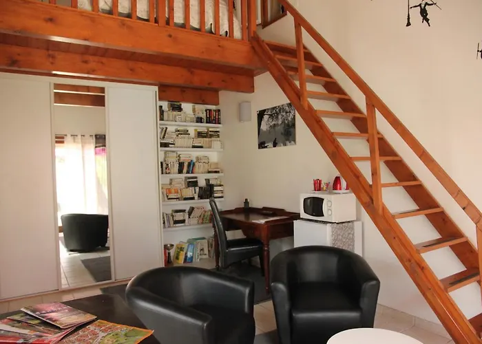 Entre Avignon Et Pont Du Gard Couette-café 3*