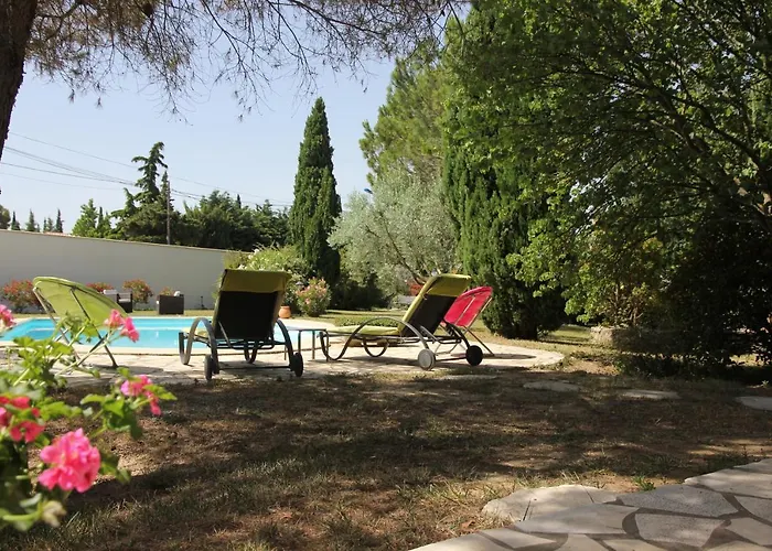 Entre Avignon Et Pont Du Gard Couette-café 3*